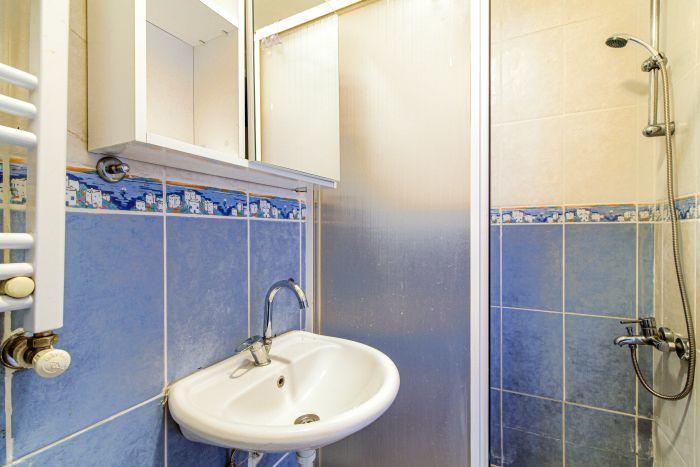 The bathroom offers total comfort and full hygiene with its luxurious amenities, spotless surfaces, and refreshing scent.