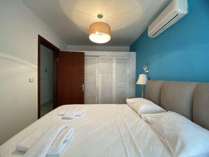 With its AC and large wardrobe, this room offers total comfort during your stay. 