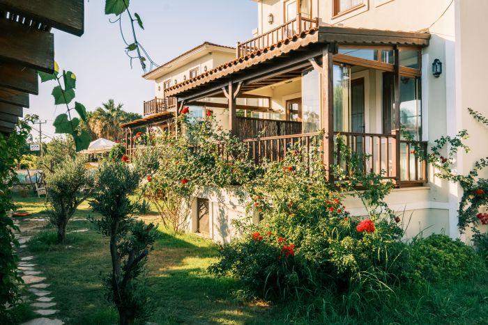 Bozcaada’da Bahçeli ve Teraslı Otel Odası | ParaliaGardenTerraceDouble