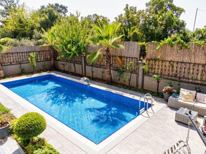 Antalya’da Balkonlu Havuzlu Saunalı Bahçeli Şık Dekore Edilmiş Lüks ve Geniş Villa | Villa Chemali