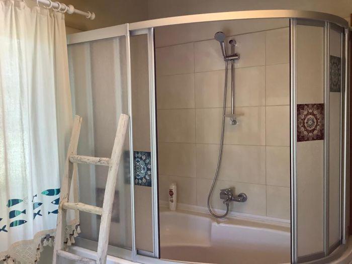 A hot shower option is available thanks to solar panels.