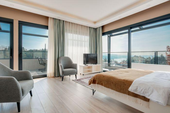Wake up surrounded by the calming waters and scenic beauty, in a bedroom designed for peace and inspiration.