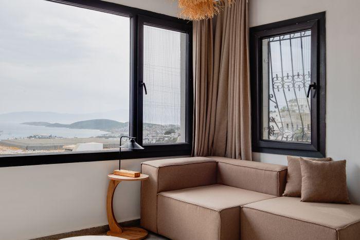 Gather in elegance in our living room, with panoramic sea views that transform every moment into a postcard scene.