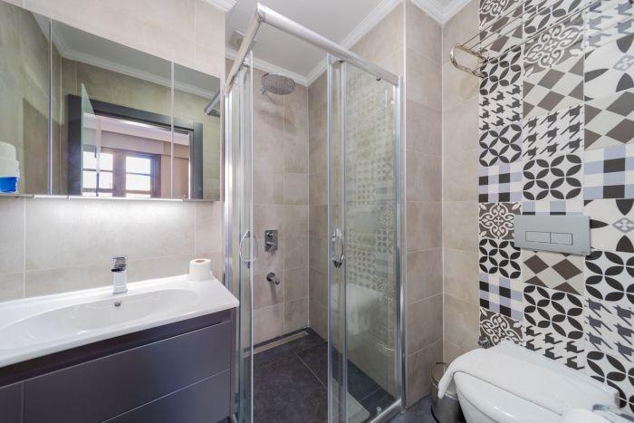 A spacious shower cabin awaits you here. 