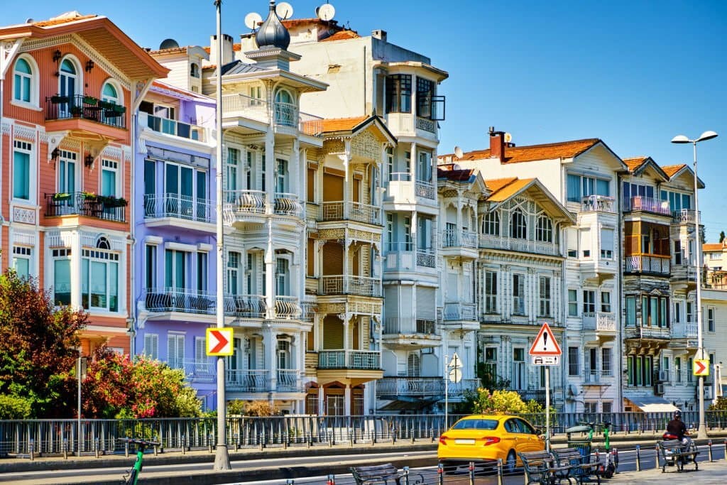 arnavutköy'de boğaz kenarında tarihi istanbul evleri