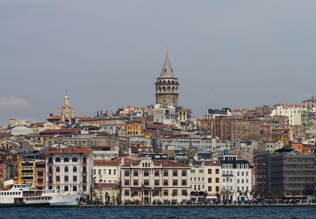 galata kulesi deniz kenarından görünüm