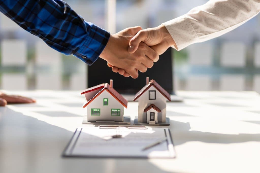 property manager in istanbul, two hands shaking