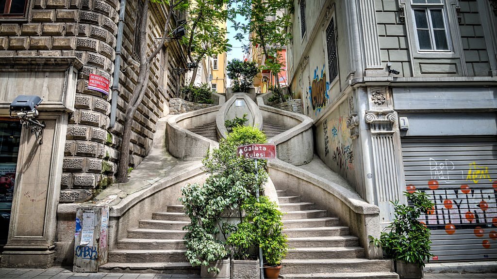 beyoğlu gezilecek yerler, galata kulesi'ne çıkan merdiven