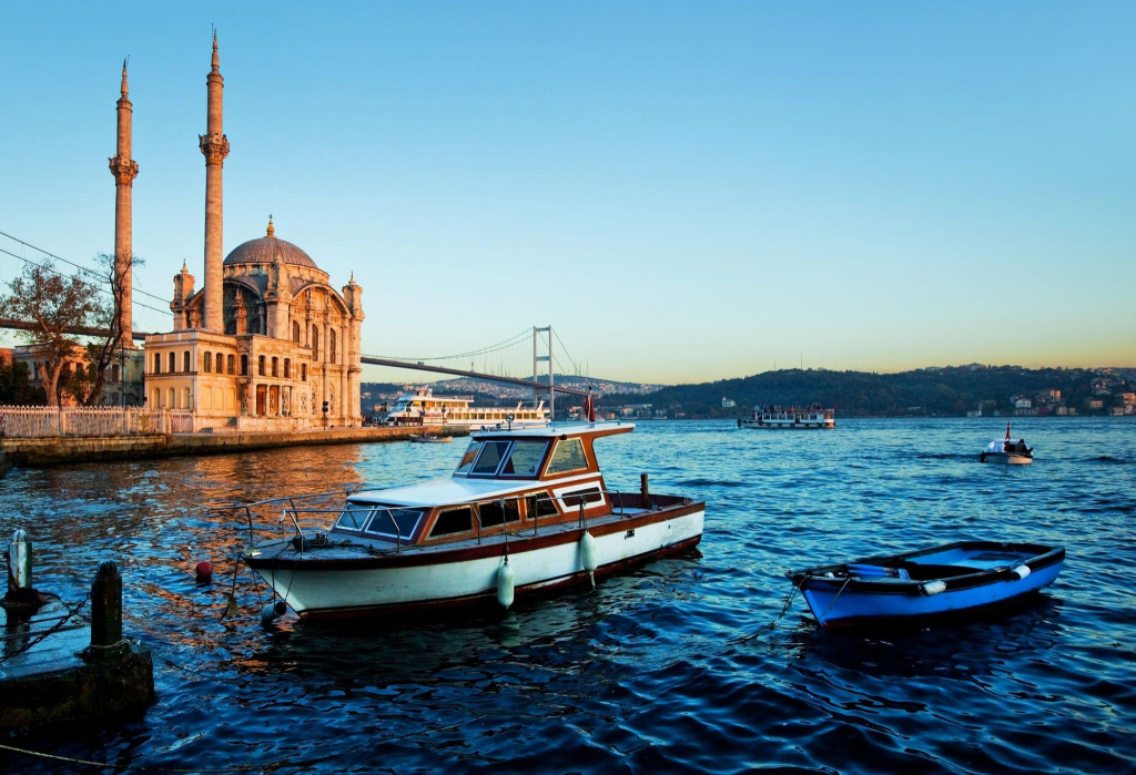 besiktas gezilecek yerler ortakoy camii ve meydan