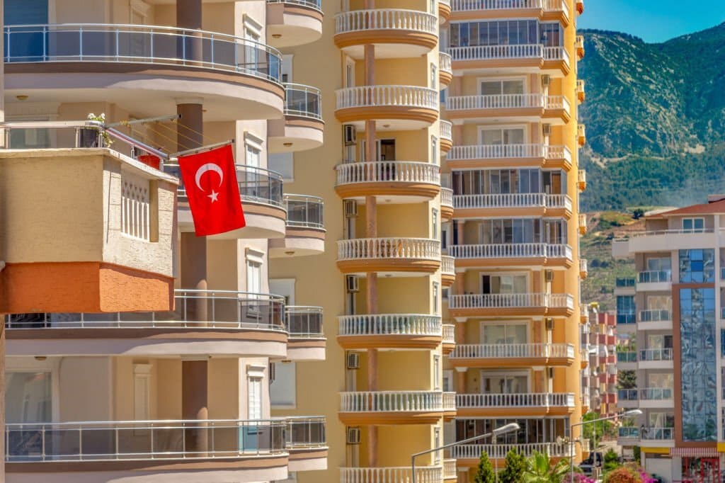 türkiye bayrağı sarkan apartman ve apartmanların bulunduğu site