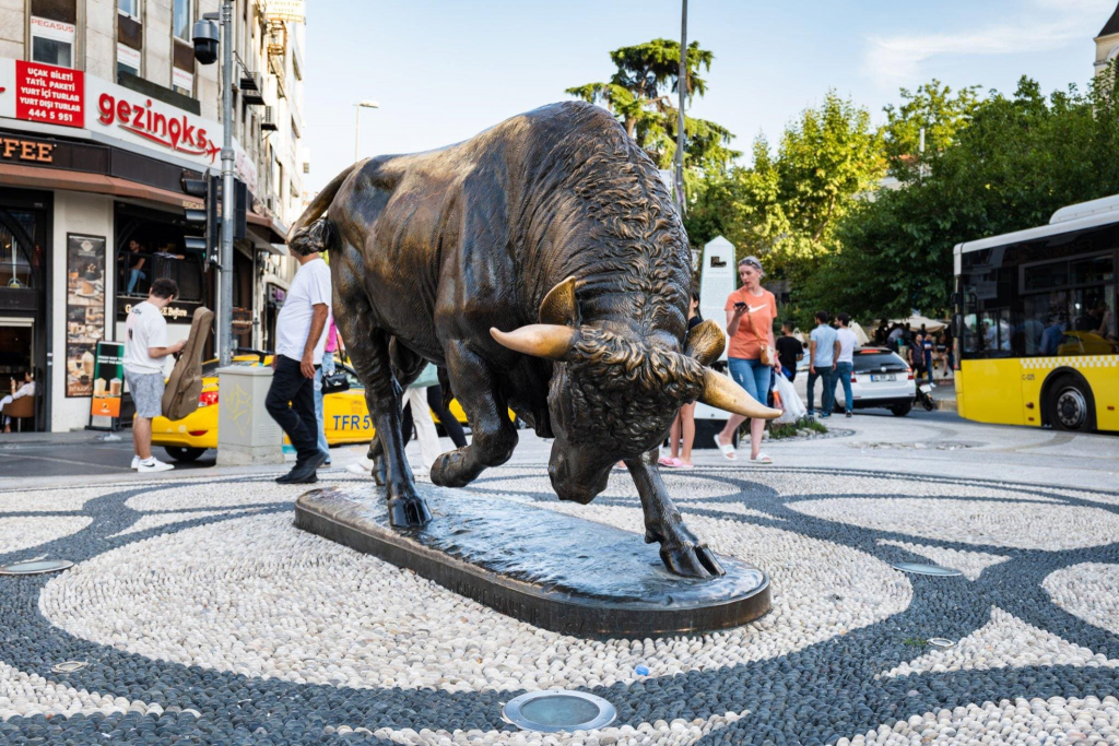 kadıköy çarşı, kadıköy gezilecek yerler, istanbul çarşıları, istanbul gezilecek yerler, kadıköy boğa heykeli